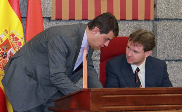 Ángel Ibáñez (izquierda) y Javier Lacalle durante un pleno del Ayuntamiento de Burgos. 