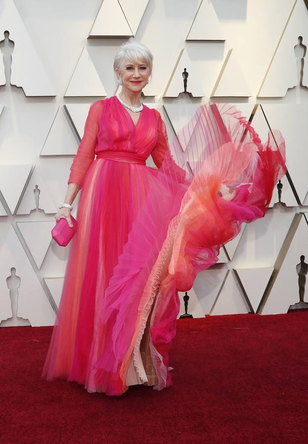 La actriz Helen Mirren ha apostado por un llamativo vestido de tul rosa fucsia de Schiaparelli.