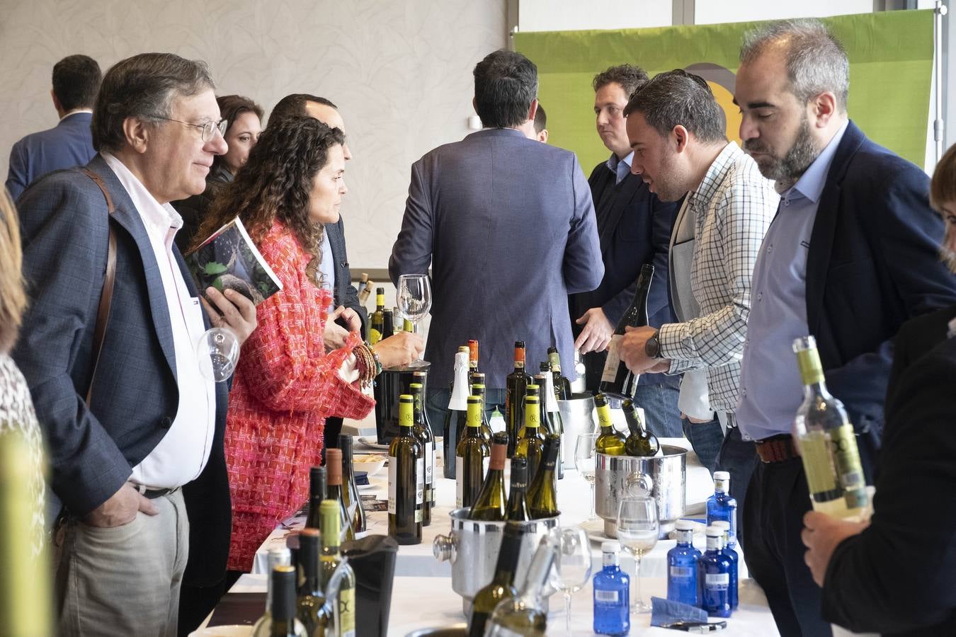 Hasta 130 bodegas de las distintas denominaciones de origen de la región tomaron ayer Madrid con sus mejores vinos