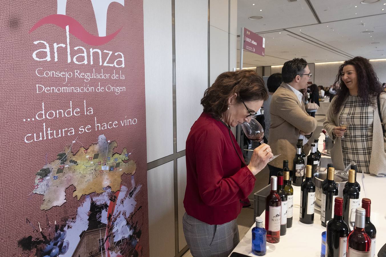 Hasta 130 bodegas de las distintas denominaciones de origen de la región tomaron ayer Madrid con sus mejores vinos