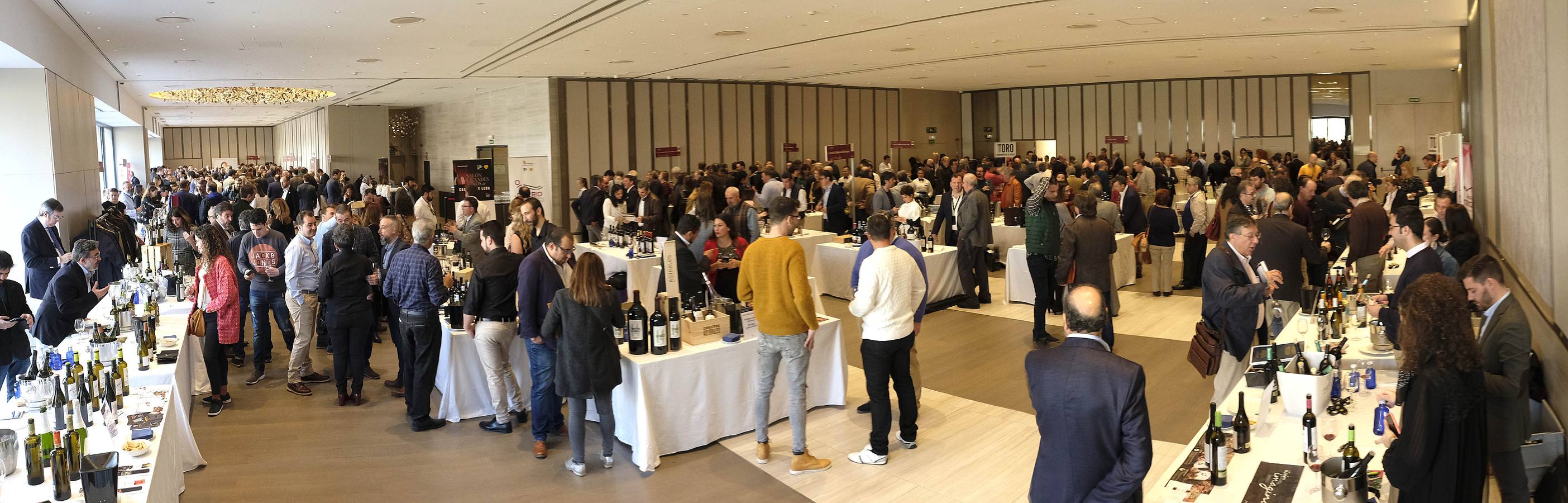 Hasta 130 bodegas de las distintas denominaciones de origen de la región tomaron ayer Madrid con sus mejores vinos