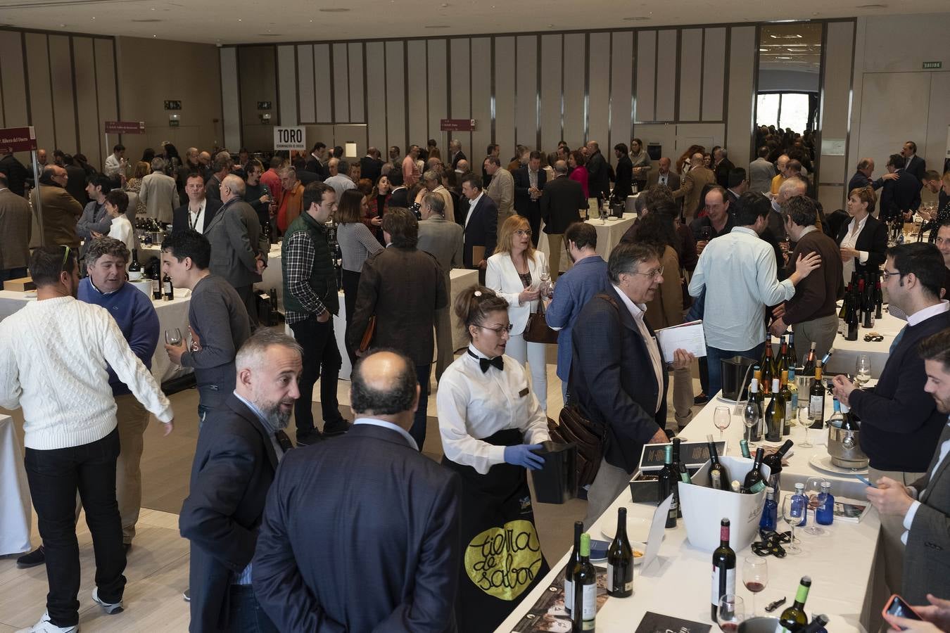 Hasta 130 bodegas de las distintas denominaciones de origen de la región tomaron ayer Madrid con sus mejores vinos