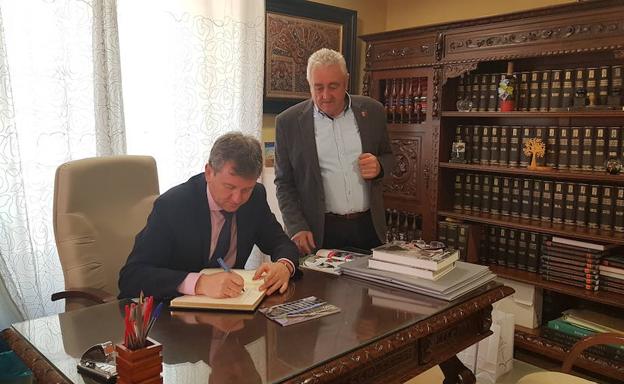 Javier Lacalle, firmando en el libro de honor.