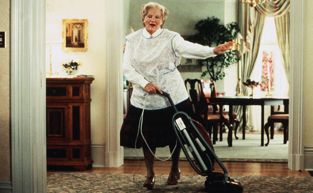 Fotograma de la película 'Señora Doubtfire', en la que el actor Robin Williams baila mientras aspira la moqueta.