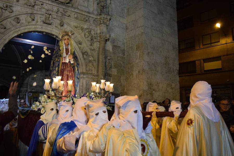 Procesión de la Virgen de las Angustias. La archicofradía organizó por primera vez el año pasado este desfile, en el que sale la 'Virgen de las Angustias' portada a hombros por mujeres de varias cofradías. La talla, que permanece en el convento de las Madres Doroteas, pertenece a un particular que la cede para que sea procesionada durante el Sábado de Pasión.