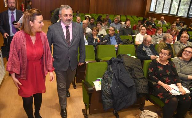 El subdelegado del Gobierno en Burgos, Pedro de la Fuente, y la delegada del Gobierno en Castilla y León, Virginia Barcones. 