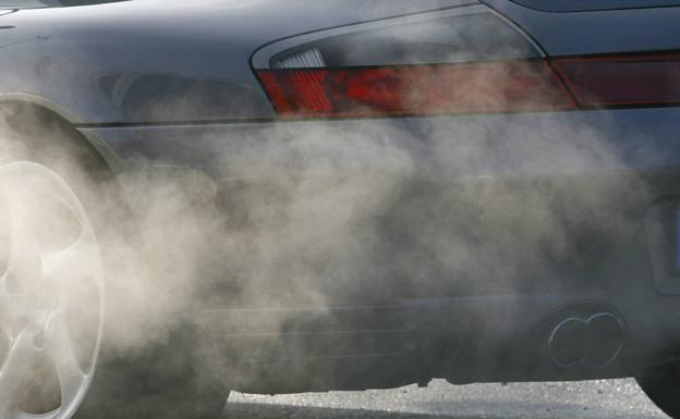 Coche expele dióxido de carbono. 