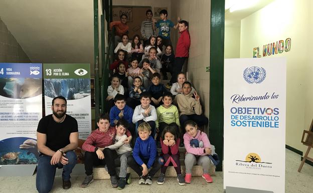 Visita de escolares a la exposición. 