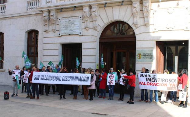 SOI y CCOO han protestado frente a la Diputación. 