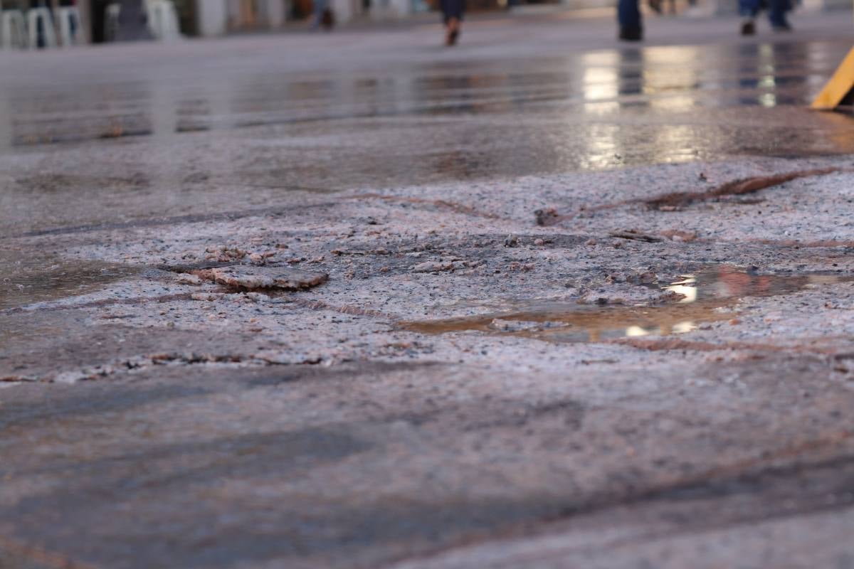 La hoguera de Las Marzas provoca daños en varias de las baldosas recién instaladas en la Plaza Mayor.