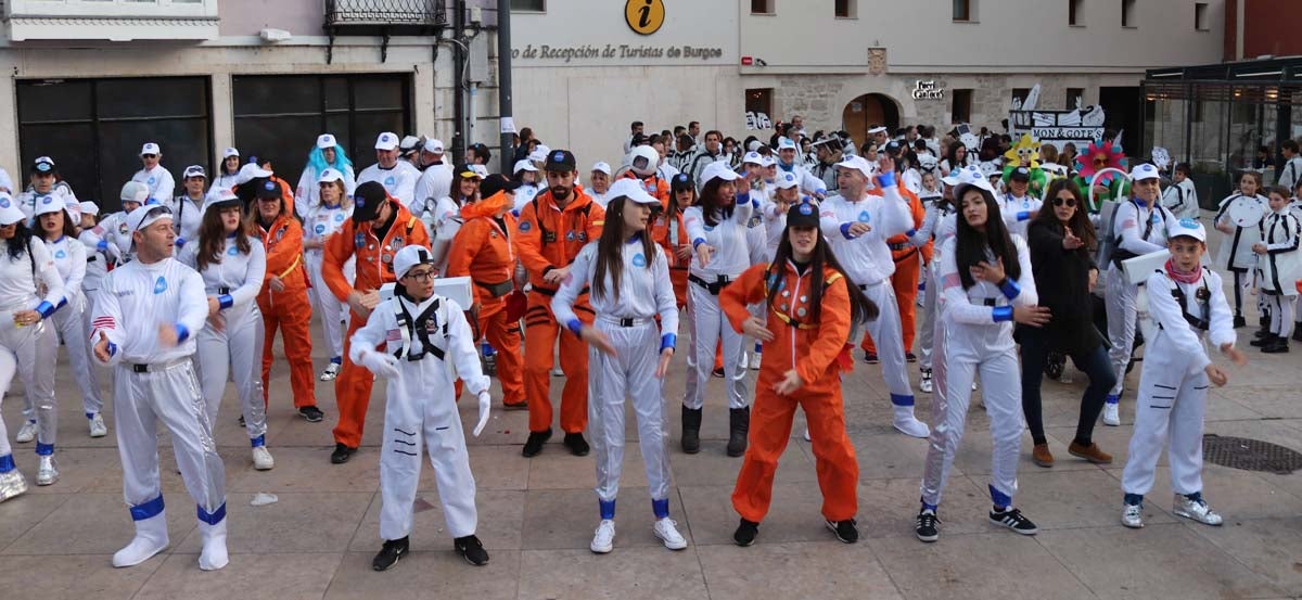 Miles de burgaleses disfrutan del Carnaval por las calles de la ciudad.