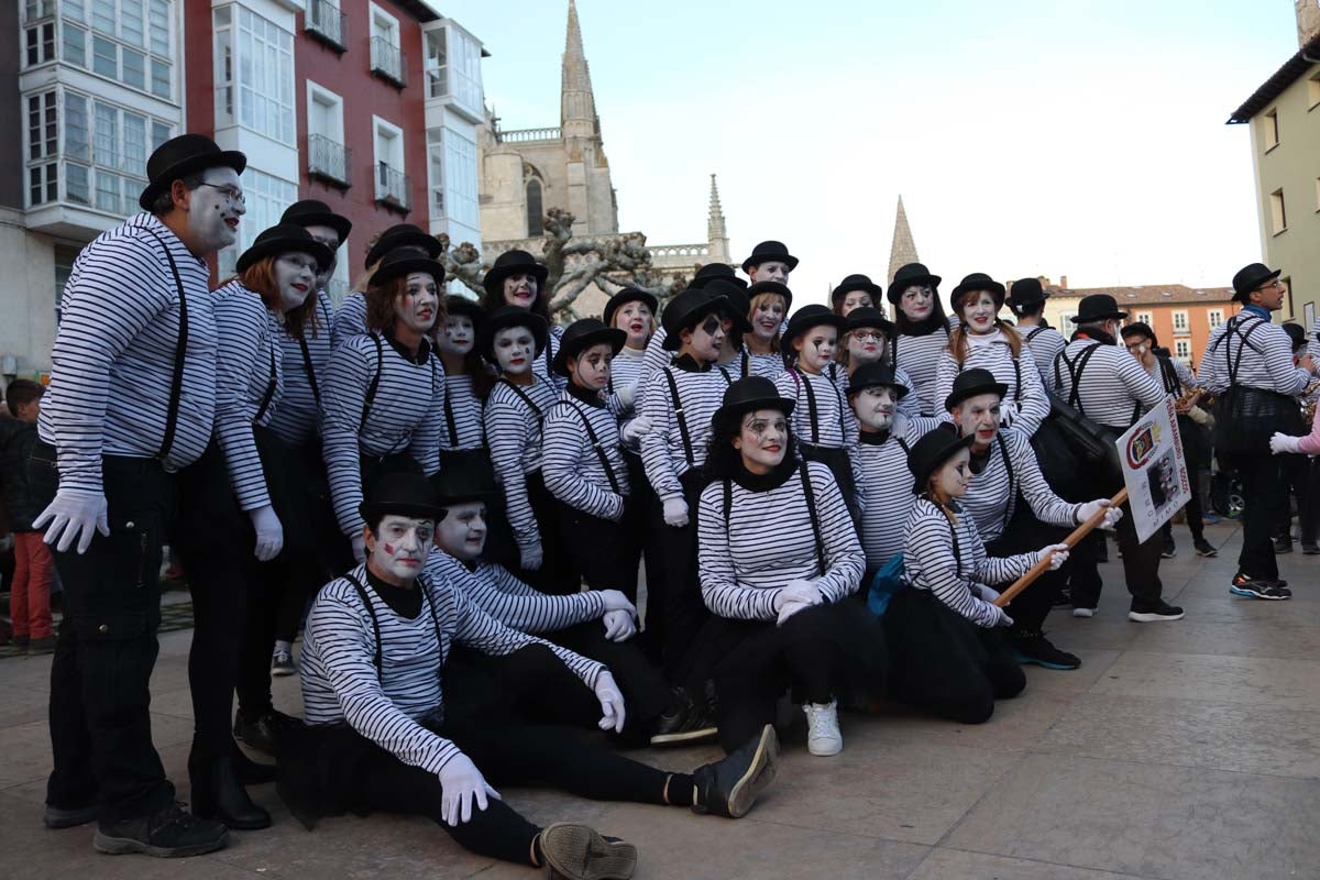 Miles de burgaleses disfrutan del Carnaval por las calles de la ciudad.