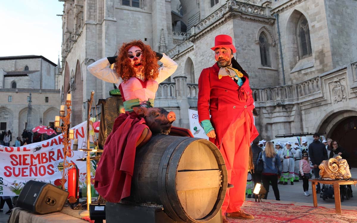 Miles de burgaleses disfrutan del Carnaval por las calles de la ciudad.