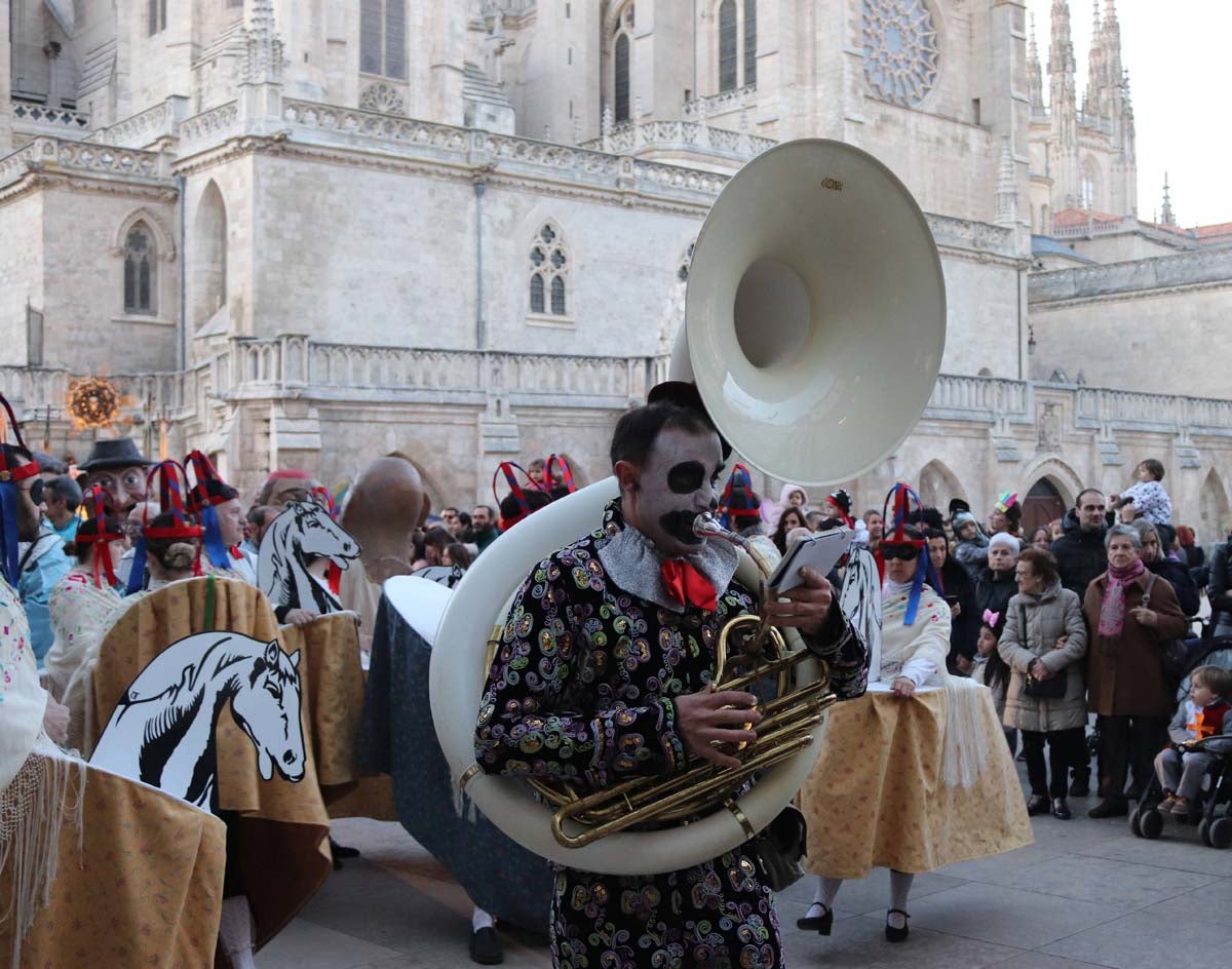 Miles de burgaleses disfrutan del Carnaval por las calles de la ciudad.