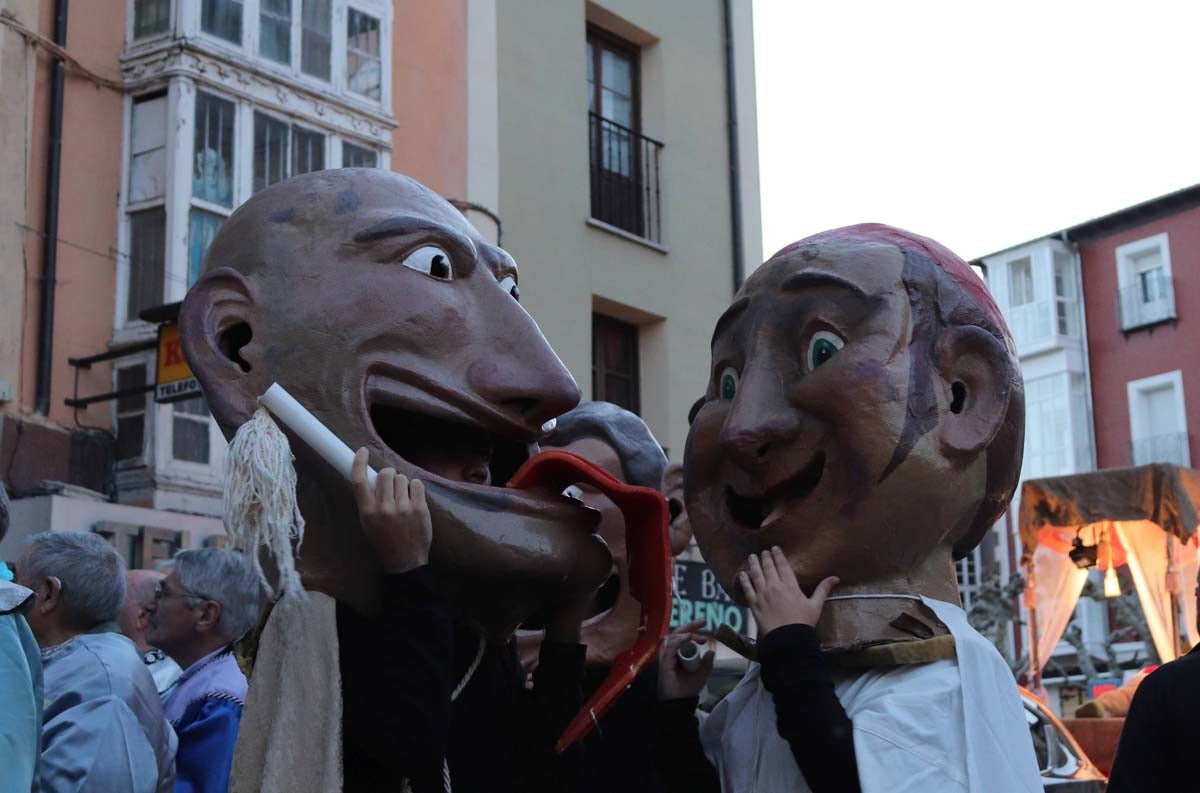 Miles de burgaleses disfrutan del Carnaval por las calles de la ciudad.