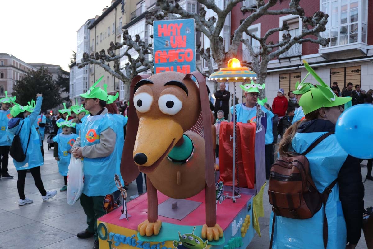 Miles de burgaleses disfrutan del Carnaval por las calles de la ciudad.