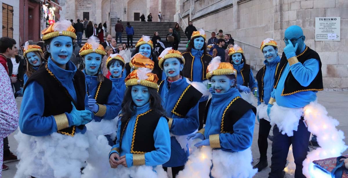 Miles de burgaleses disfrutan del Carnaval por las calles de la ciudad.