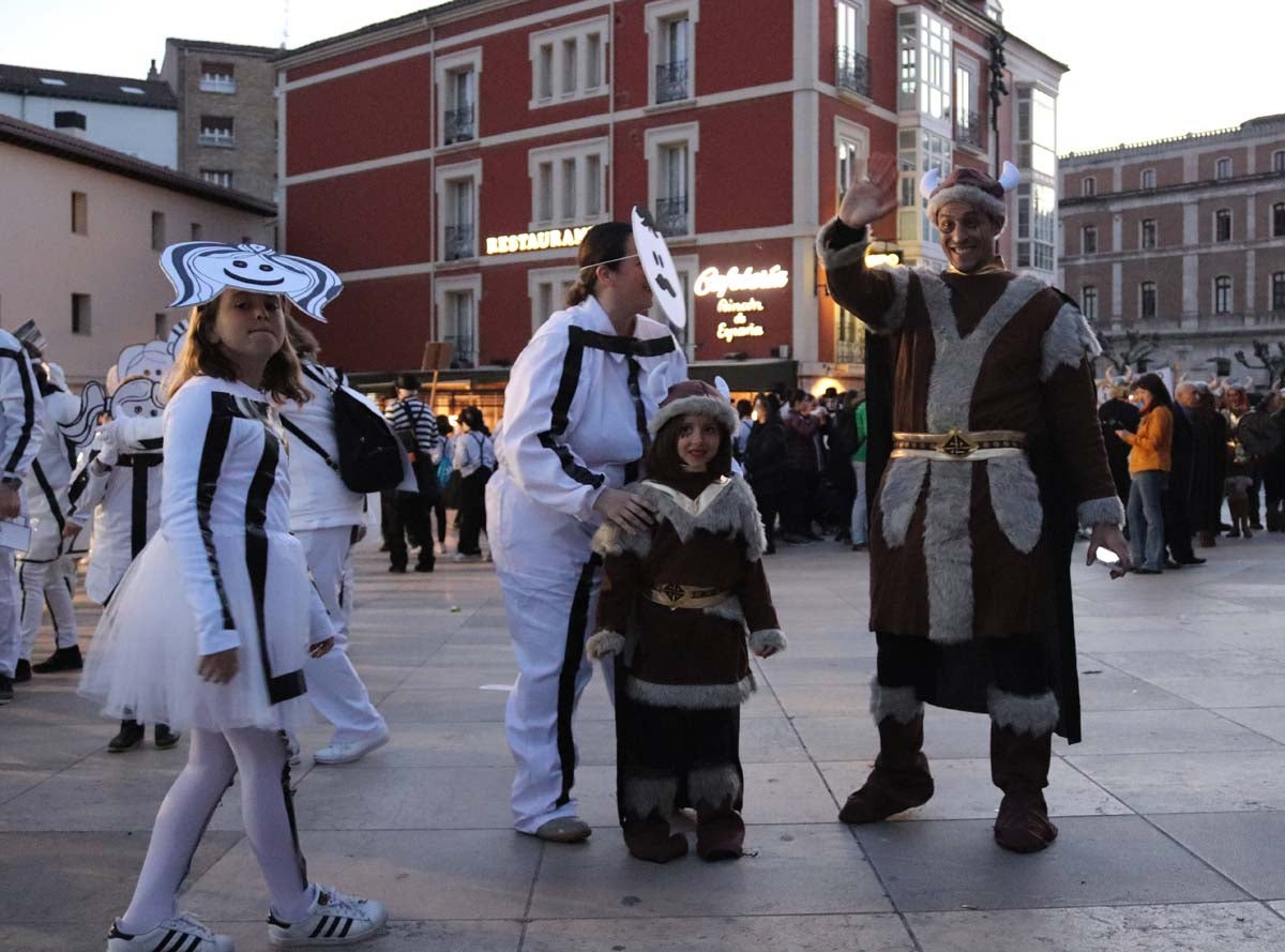 Miles de burgaleses disfrutan del Carnaval por las calles de la ciudad.