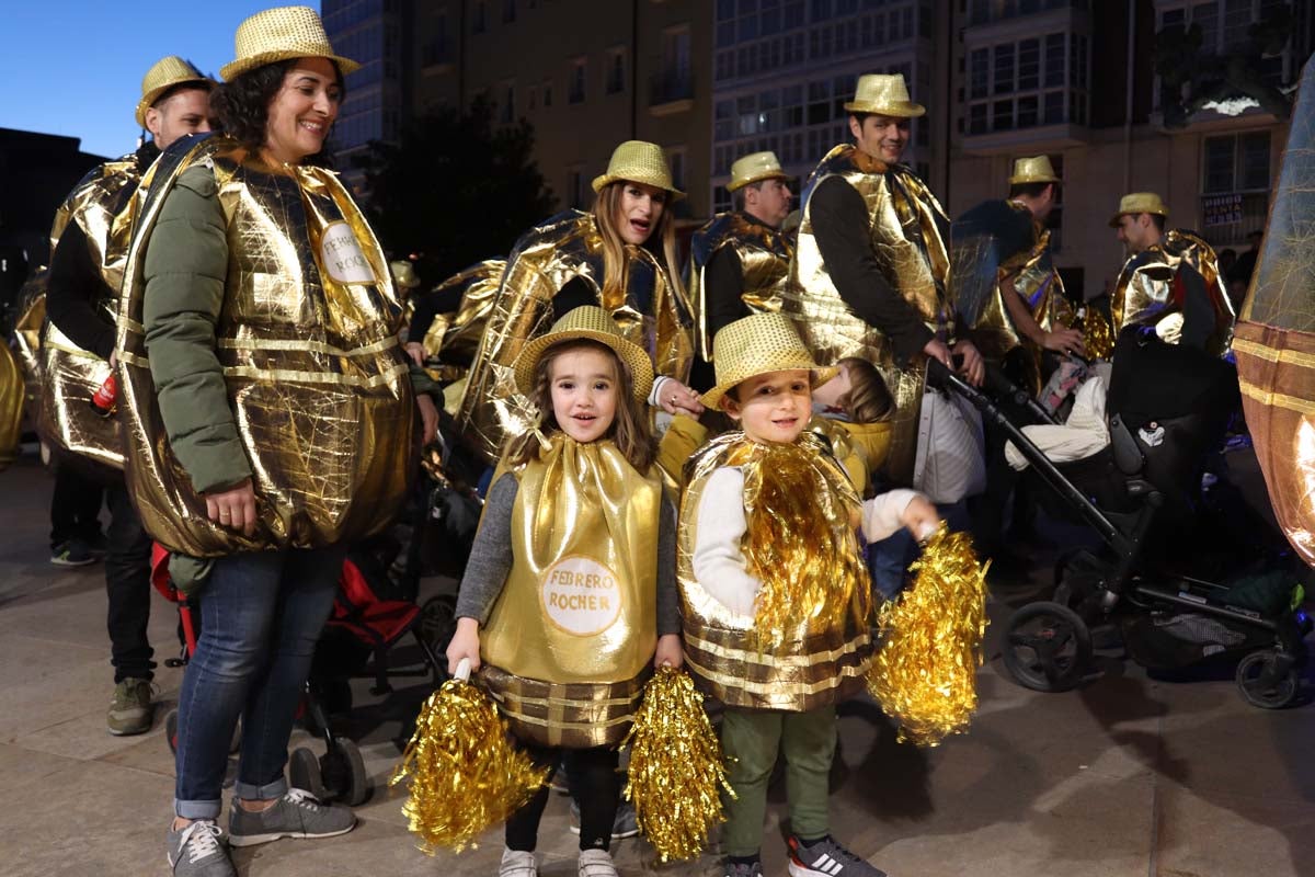 Miles de burgaleses disfrutan del Carnaval por las calles de la ciudad.