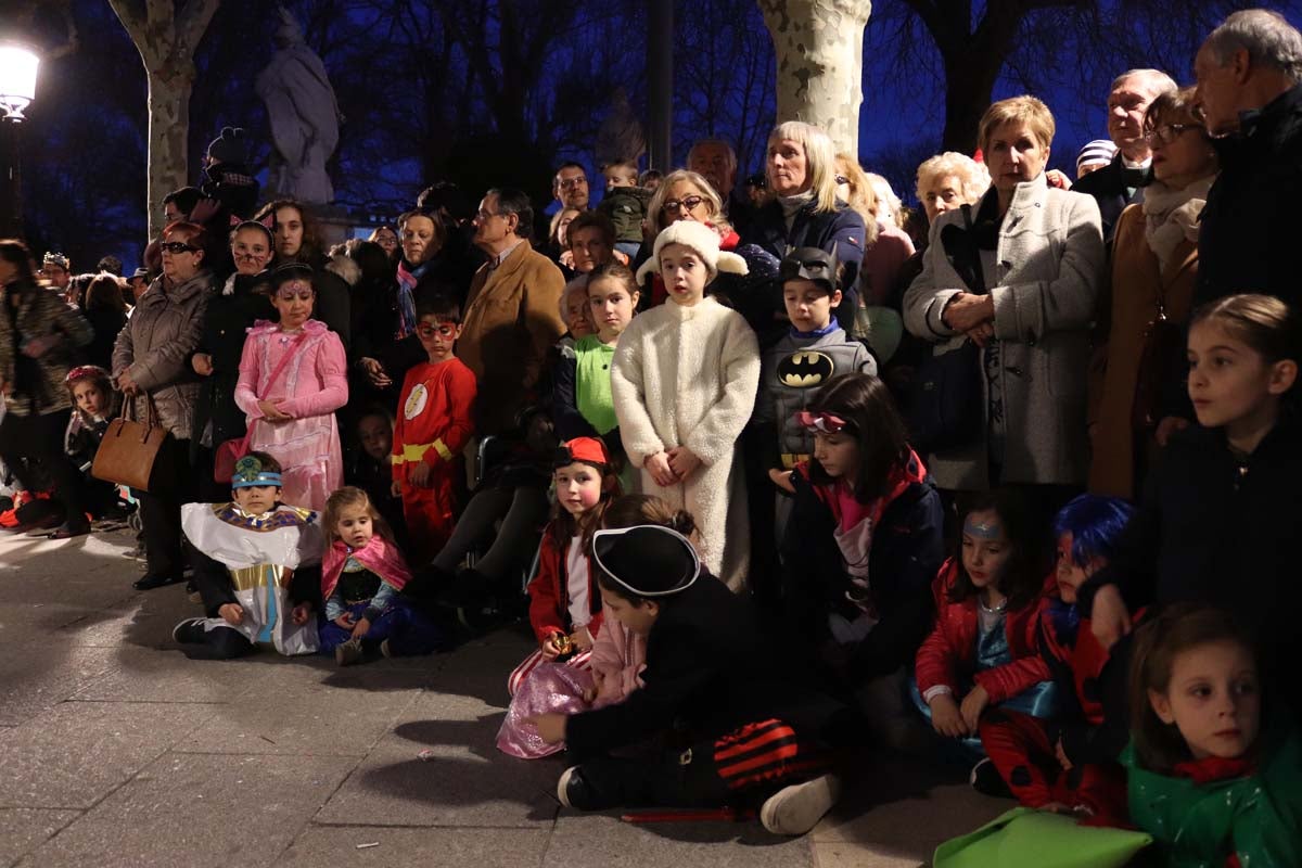 Miles de burgaleses disfrutan del Carnaval por las calles de la ciudad.