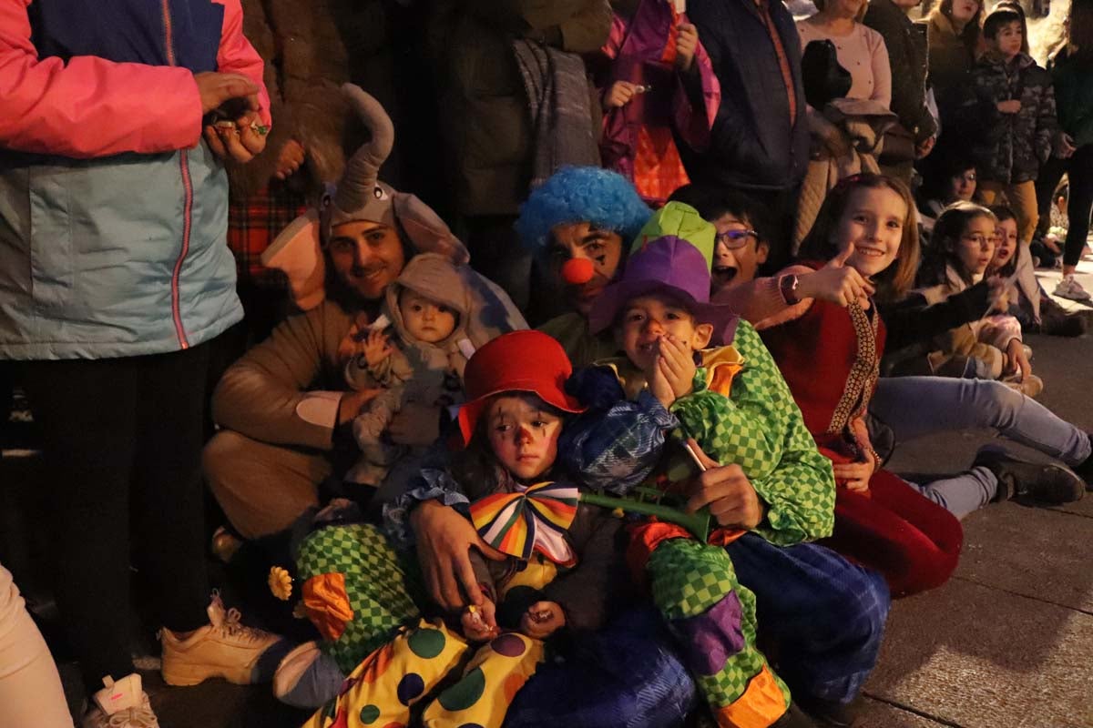 Miles de burgaleses disfrutan del Carnaval por las calles de la ciudad.