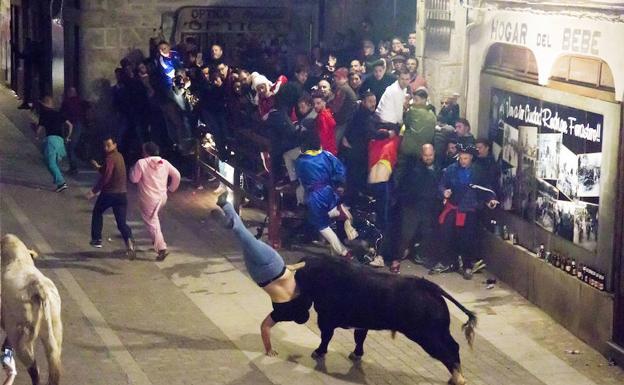 Momento en el varón francés es corneado. 