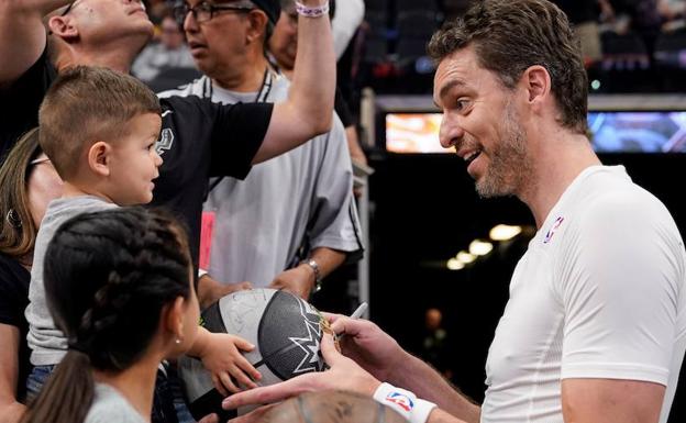 Pau Gasol firma autógrafos. 