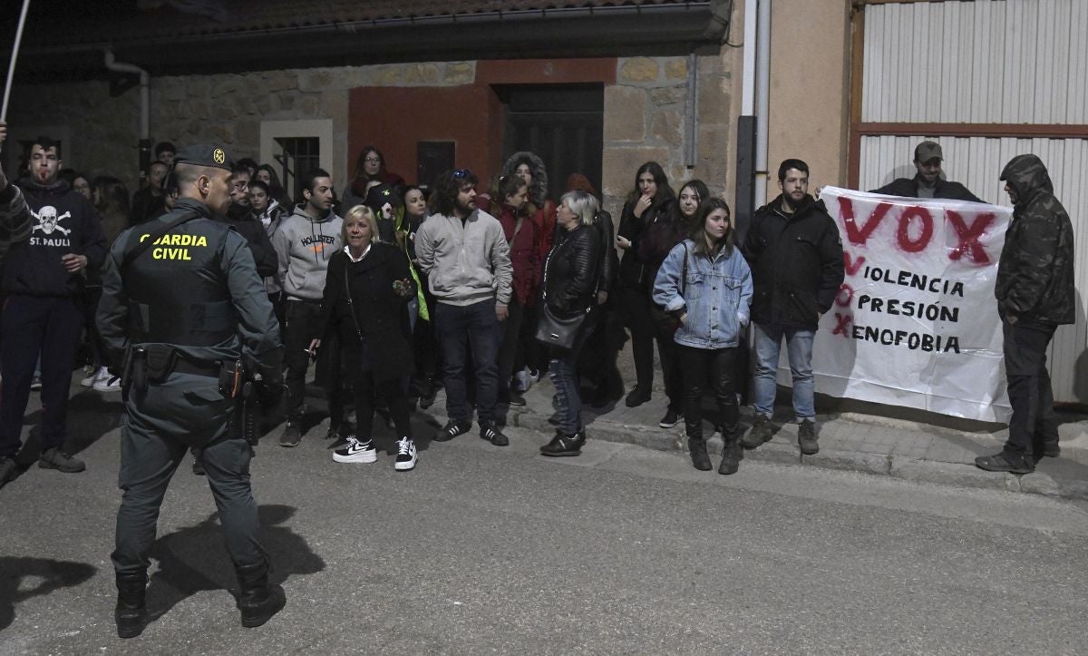 En el exterior hubo manifestación. 