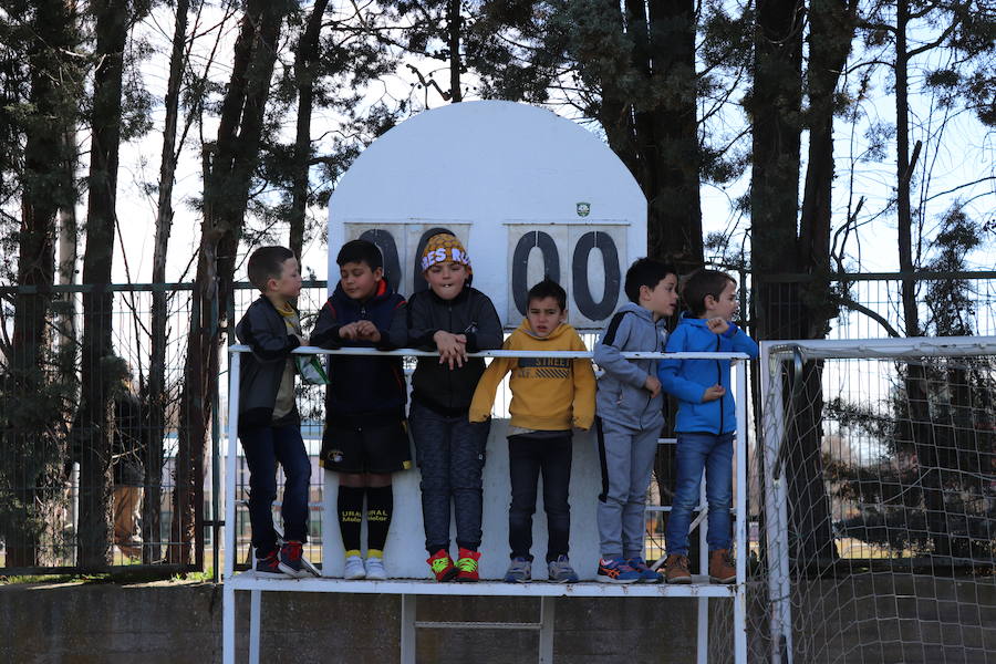 El campo de San Amaro ha registrado esta mañana una grandísima entrada con aficionados de ambos bandos, del UBU Colina Clinic y del VRAC Quesos Entrepinares de Valladolid