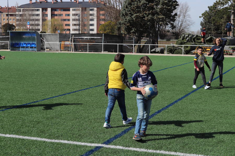 El campo de San Amaro ha registrado esta mañana una grandísima entrada con aficionados de ambos bandos, del UBU Colina Clinic y del VRAC Quesos Entrepinares de Valladolid