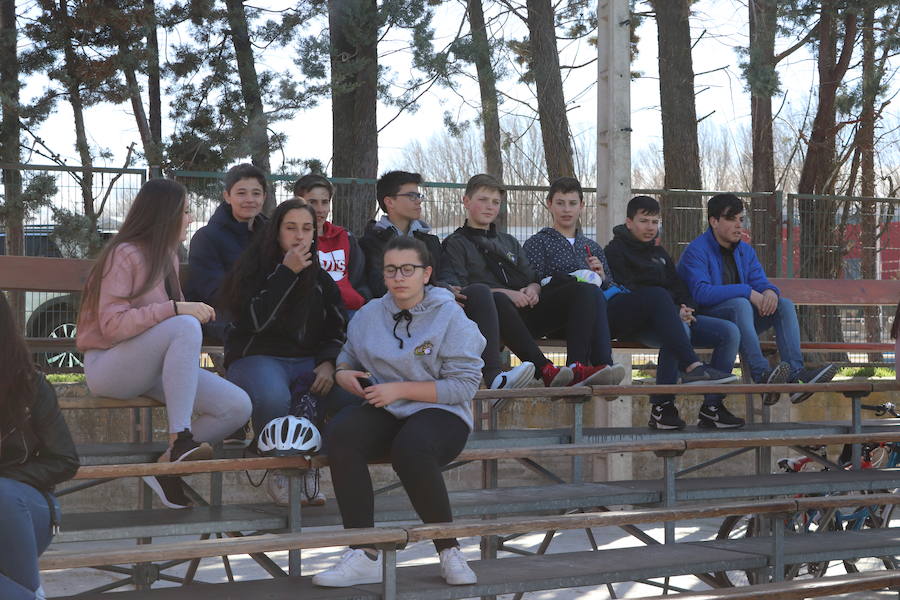 El campo de San Amaro ha registrado esta mañana una grandísima entrada con aficionados de ambos bandos, del UBU Colina Clinic y del VRAC Quesos Entrepinares de Valladolid