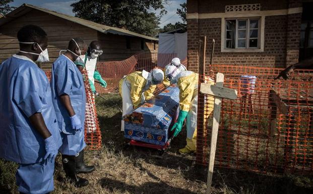 Personal médico en labores de desinfección en la zona de la epidemia de ébola.