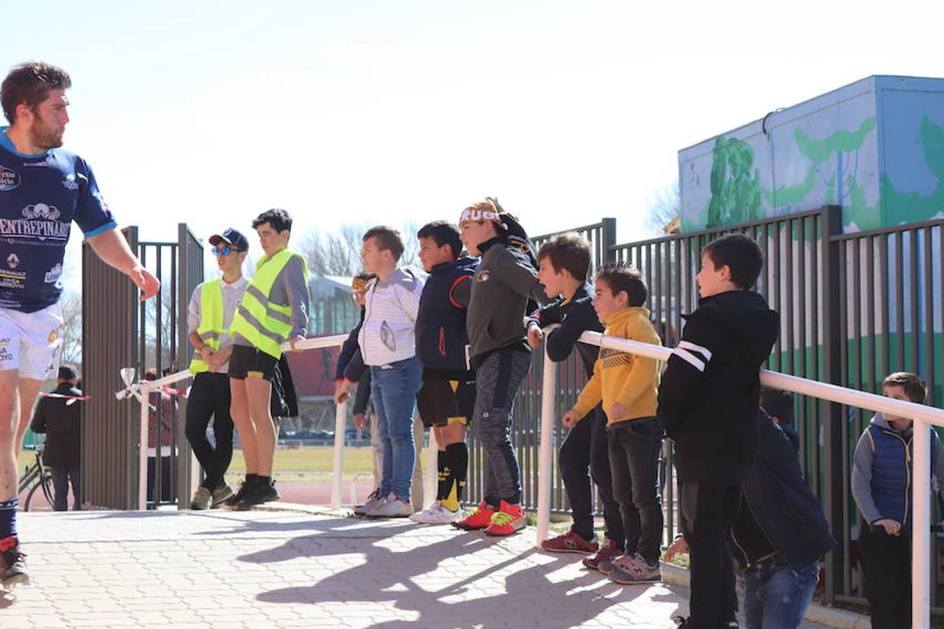 El campo de San Amaro ha registrado esta mañana una grandísima entrada con aficionados de ambos bandos, del UBU Colina Clinic y del VRAC Quesos Entrepinares de Valladolid