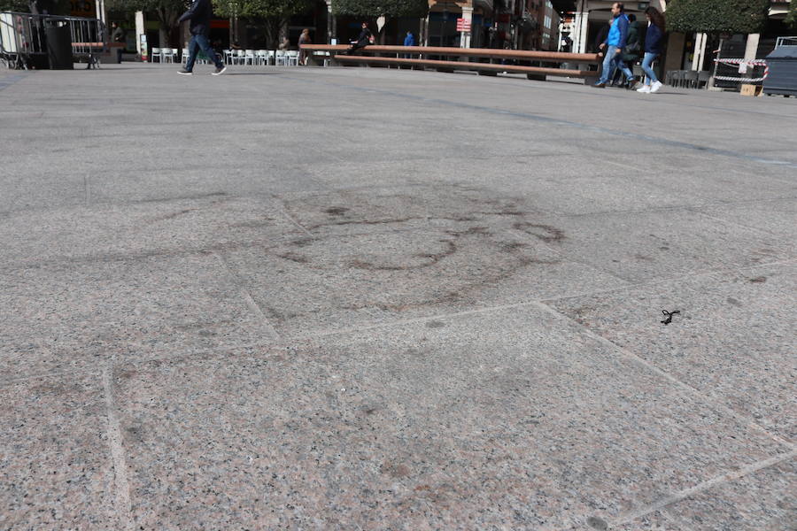 Las hogueras de Las Marzas dejaron su impronta el pasado 28 de febrero, con marcas en el suelo y desperfectos que este lunes se han empezado a arreglar