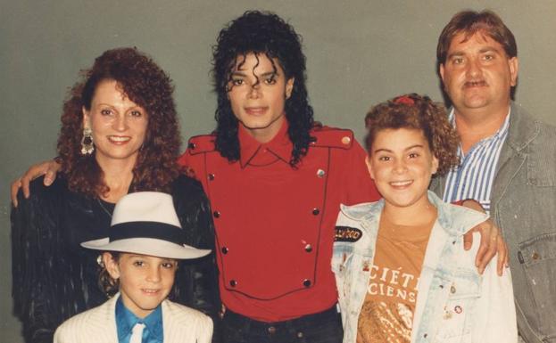 El cantante Michael Jackson (en el centro) en una de las imágenes del documental.