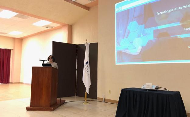 La profesora Lourdes González durante la conferencia. 