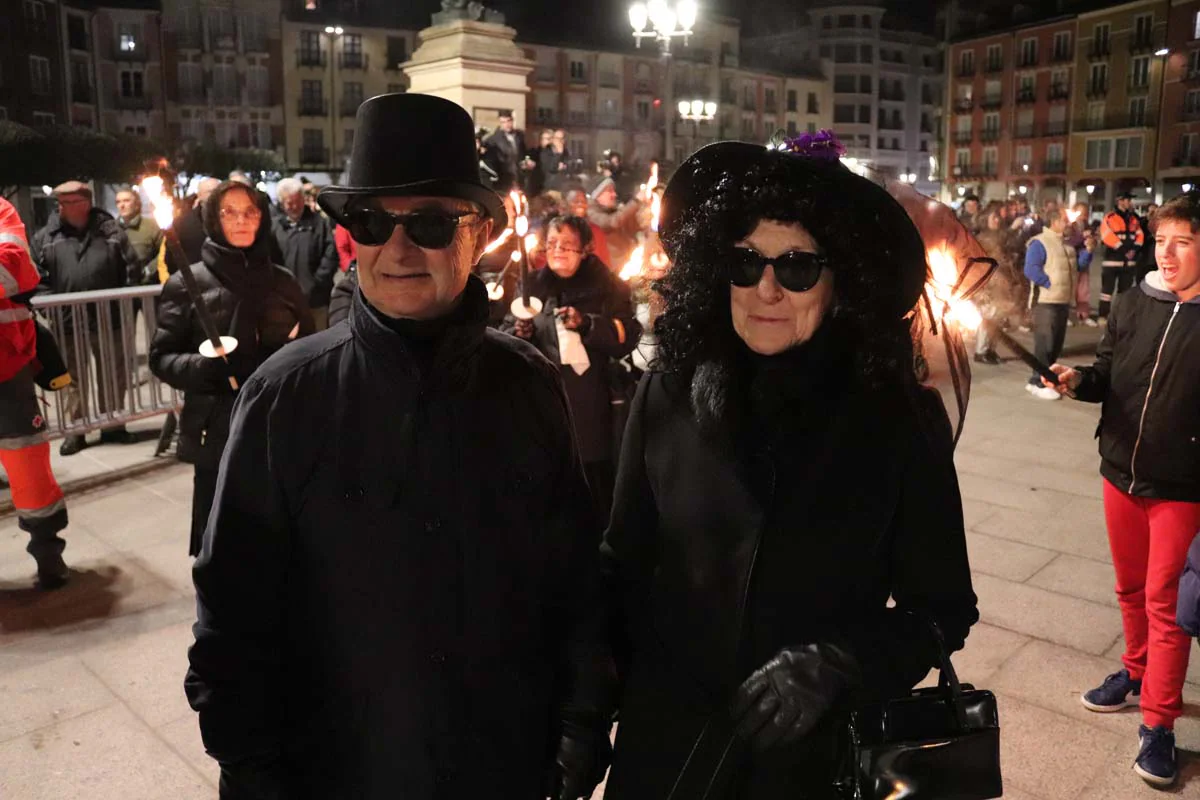 Cientos de burgaleses despiden el Carnaval con la quema de la sardina.