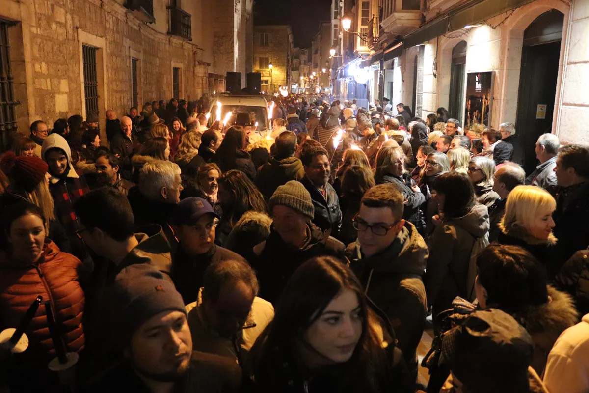 Cientos de burgaleses despiden el Carnaval con la quema de la sardina.