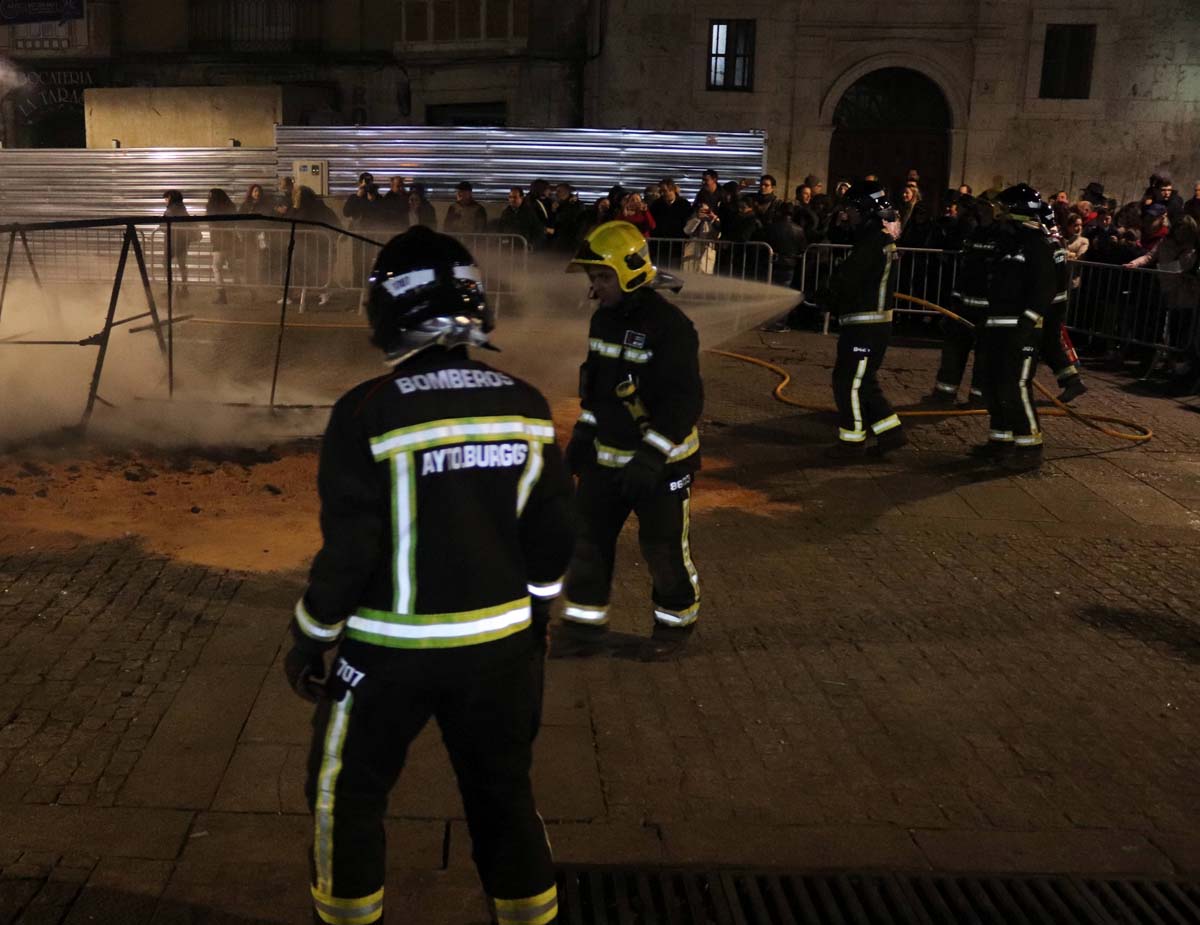 Cientos de burgaleses despiden el Carnaval con la quema de la sardina.