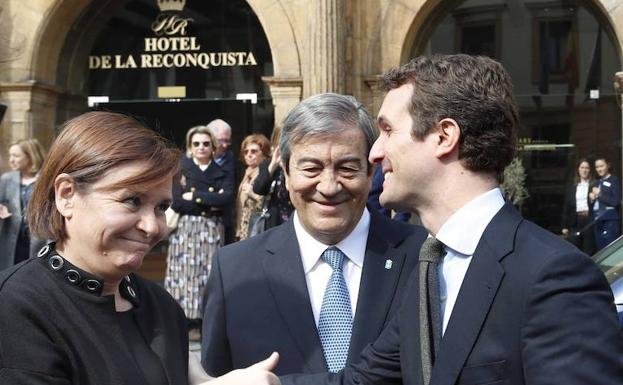 La presidenta de Foro Asturias, Carmen Moriyón, el vicepresidente de Foro, Francisco Álvarez Cascos, y el presidente del PP, Pablo Casado. (