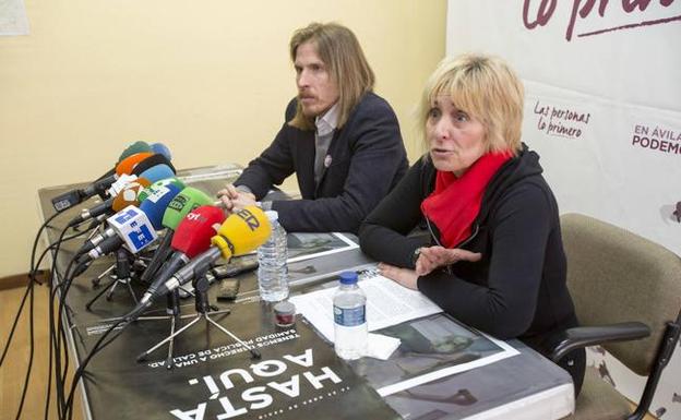 La candidata de Podemos a la alcaldía de Ávila, Pilar Baeza, y el secretario general de Podemos Castilla y León, Pablo Fernández, durante la rueda de prensa ofrecida hoy en la capital abulense.