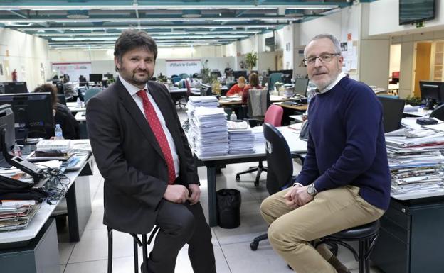 El economista principal de BBVA Research, Javier Alonso y el responsable de Aemet en Castilla y León, Juan Pablo Álvarez, en la redacción de El Norte de Castilla. 