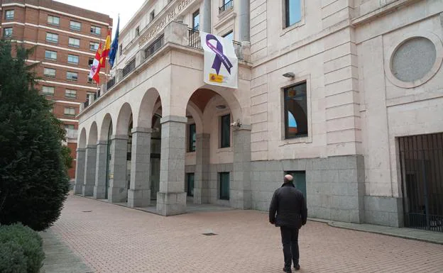 Pancarta en el balcón de la Sudelegación de Gobierno de Burgos. 