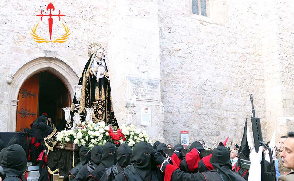 Inicio de la procesión de la Soledad desde la iglesia de Santa Águeda.