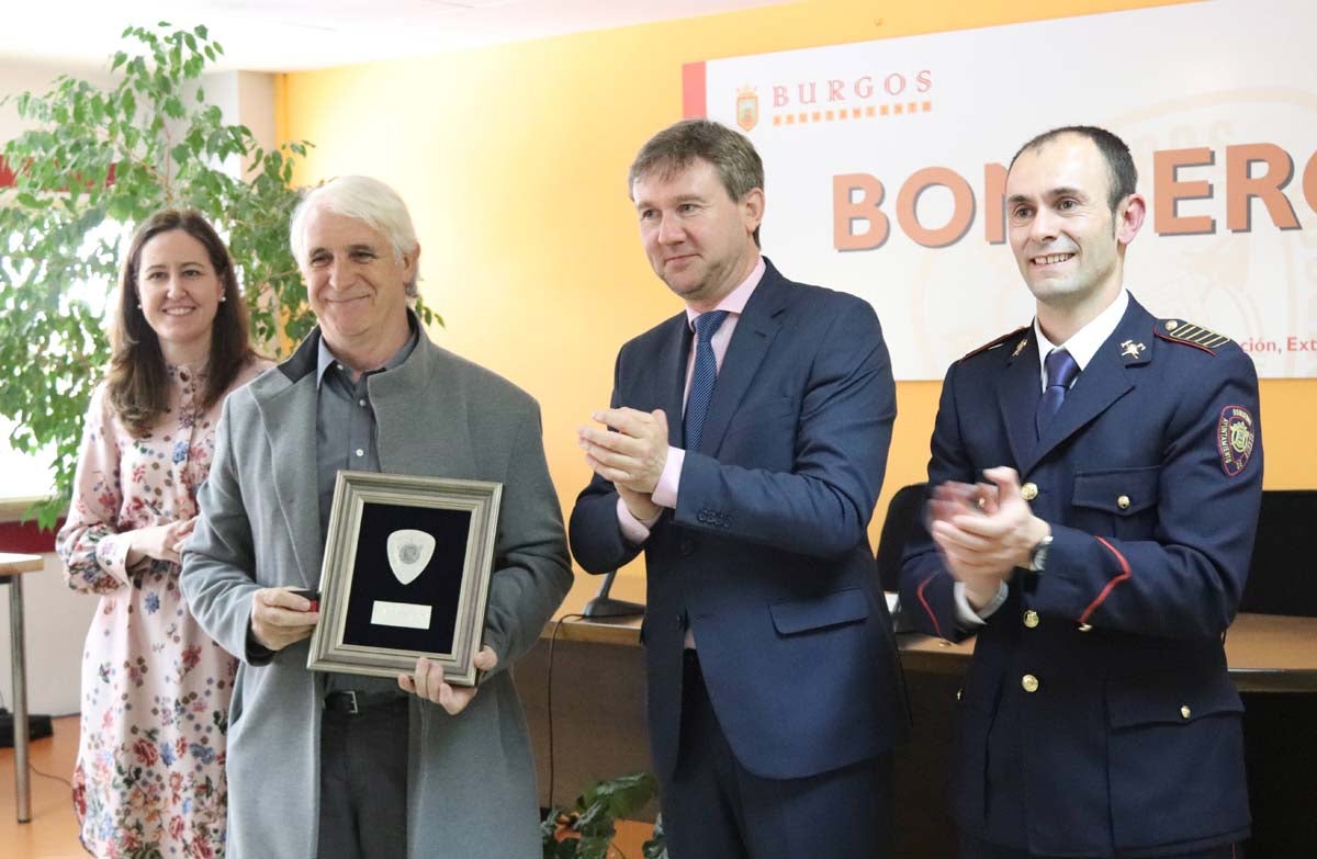 Los Bomberos han celebrado esta mañana la fiesta de su patrón, San Juan de Dios, con un acto oficial en el que han reconocido la labor de los bomberos con 25 años de servicio y de aquellos que se jubilaron recientemente