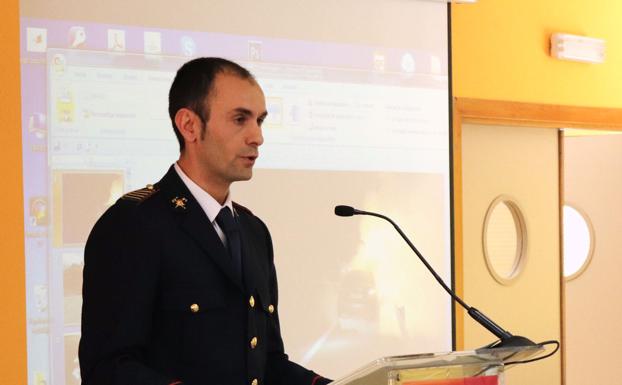 El jefe de los bomberos de Burgos, Miguel Ángel Extremo, durante la lectura de su discurso.