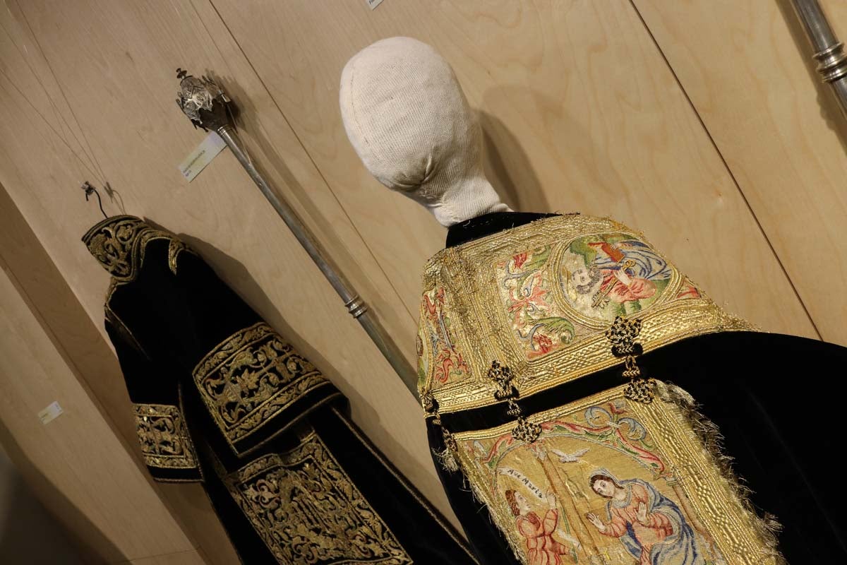 La Sala del Consulado del Mar acoge hasta el 24 de marzo una exposición conmemorativa del 75 aniversario de la refundación de las tres cofradías pasionistas de la ciudad de Burgos, la Hermandad de Nuestra Señora de la Soledad y Santiago, la Real Hermandad de la Sangre del Cristo de Burgos y Nuestra Señora de los Dolores y la Ilustre Archicofradía del Santísimo Sacramento y Jesús con la Cruz a Cuestas,