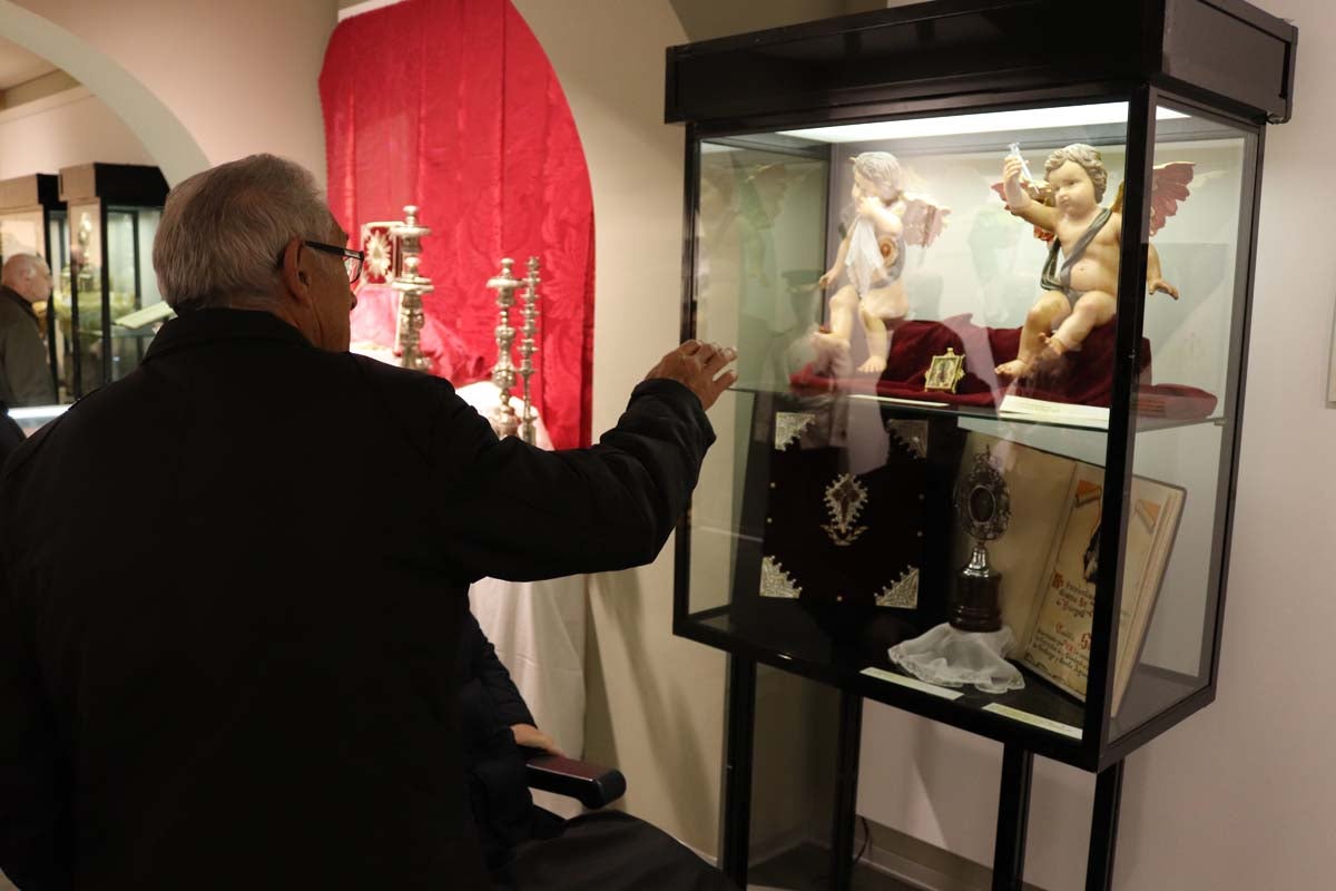 La Sala del Consulado del Mar acoge hasta el 24 de marzo una exposición conmemorativa del 75 aniversario de la refundación de las tres cofradías pasionistas de la ciudad de Burgos, la Hermandad de Nuestra Señora de la Soledad y Santiago, la Real Hermandad de la Sangre del Cristo de Burgos y Nuestra Señora de los Dolores y la Ilustre Archicofradía del Santísimo Sacramento y Jesús con la Cruz a Cuestas,