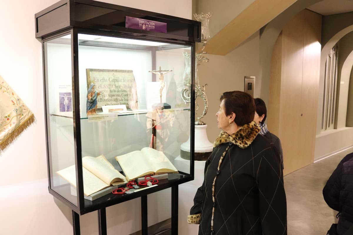 La Sala del Consulado del Mar acoge hasta el 24 de marzo una exposición conmemorativa del 75 aniversario de la refundación de las tres cofradías pasionistas de la ciudad de Burgos, la Hermandad de Nuestra Señora de la Soledad y Santiago, la Real Hermandad de la Sangre del Cristo de Burgos y Nuestra Señora de los Dolores y la Ilustre Archicofradía del Santísimo Sacramento y Jesús con la Cruz a Cuestas,
