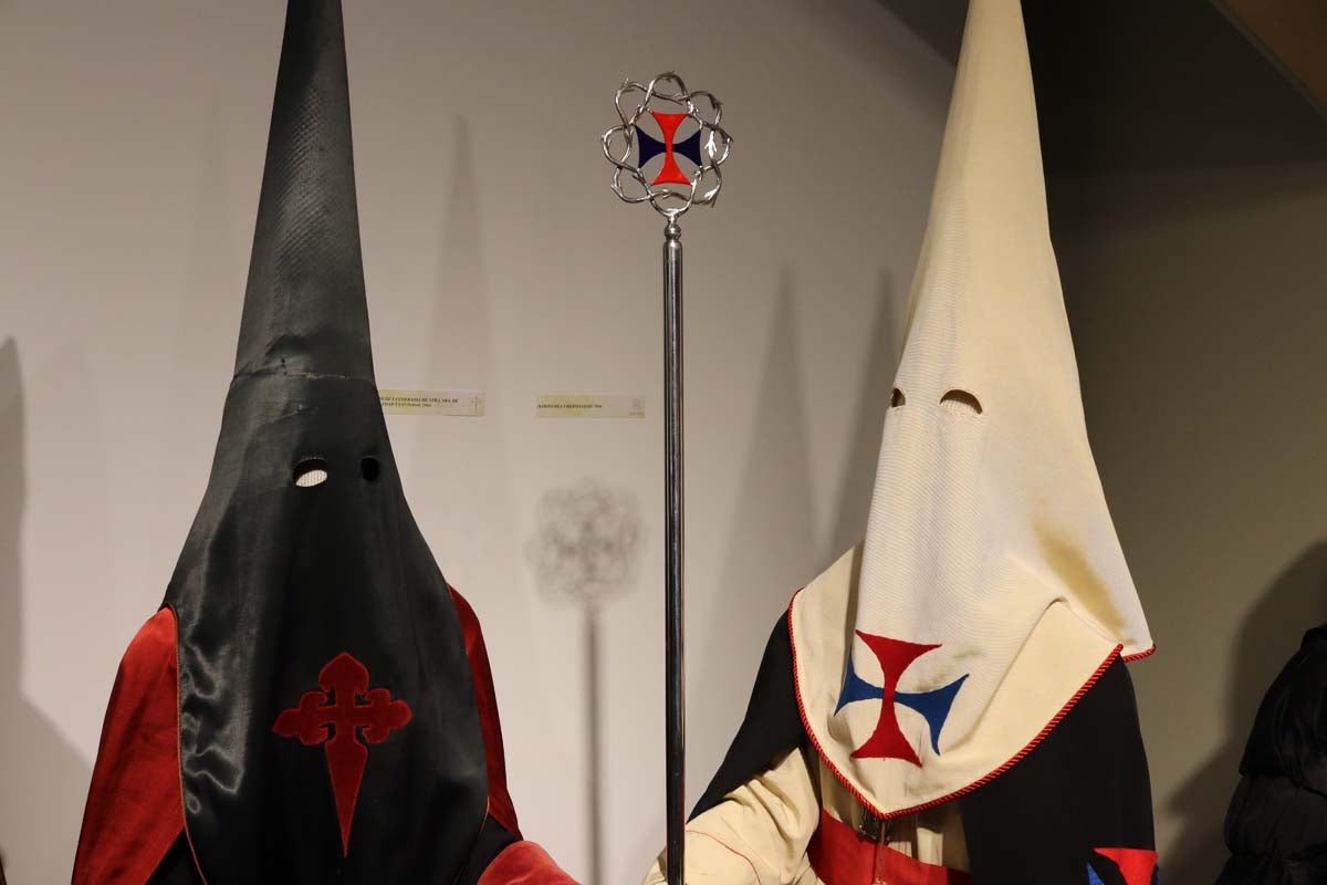 La Sala del Consulado del Mar acoge hasta el 24 de marzo una exposición conmemorativa del 75 aniversario de la refundación de las tres cofradías pasionistas de la ciudad de Burgos, la Hermandad de Nuestra Señora de la Soledad y Santiago, la Real Hermandad de la Sangre del Cristo de Burgos y Nuestra Señora de los Dolores y la Ilustre Archicofradía del Santísimo Sacramento y Jesús con la Cruz a Cuestas,